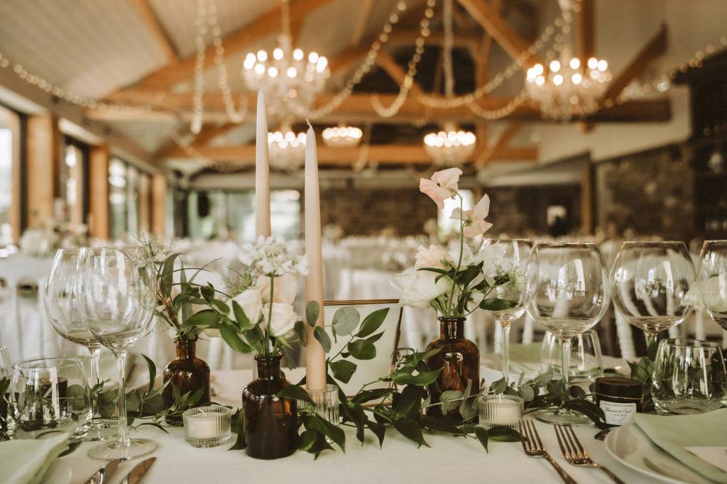 Salle de réception du Domaine Château Le Risdoux dressée pour un grand repas